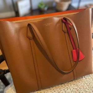 Selling this tote with triple compartment!